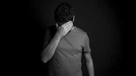 ▲男人，男子，哭，哭泣，男人哭，男兒淚，流淚，難過。（示意圖／翻攝自Pixabay）