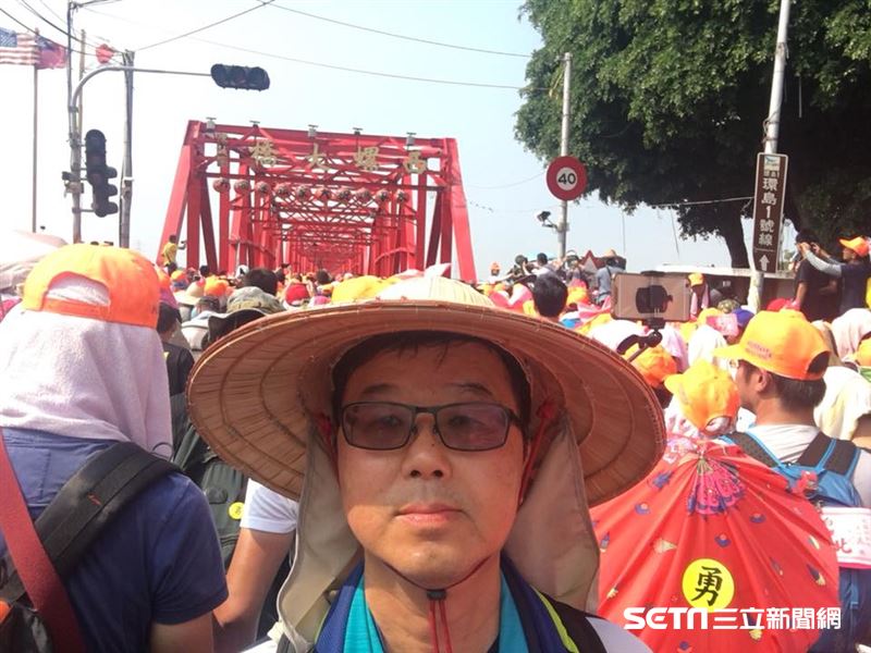 本身也是白沙屯媽祖信徒的Mike,幾乎每年都會返台參加徒步進香活動。他以救護專家的視角觀察指出,進香團隊的急救應變效率極高,特別是穿梭於人潮、機動性極強的機車 EMT(緊急救護技術員)小組,在狹窄田間小徑中構築起「移動式救災網」。他還特別拍下照片分享給美國消防單位參考,希望這份守護平安的智慧能跨越國界,為大型群眾集會的安全部署提供借鏡。(圖/受訪者提供)