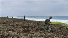 F-5E飛官潘穎諄失蹤  軍方持續搜尋（1）台東志航基地2架F-5E戰機22日墜落牡丹鄉旭海海域，飛官潘穎諄失蹤。軍方29日仍維持300人次上下的兵力在滿州鄉鼻頭礁一帶搜尋。中央社記者郭芷瑄攝  110年3月29日