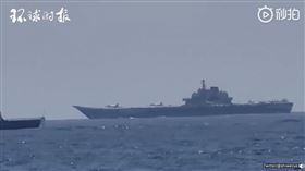 美艦一旁觀望！殲15成功降落遼寧號　美軍驚嘆「WOO」（圖／翻攝自環球時報微博）