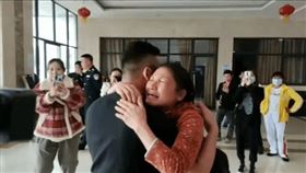 吃螺獅粉吃到「懷疑身世」　DNA結果出爐他哭了 圖／翻攝自北京日報微博