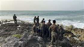 搜救人員尋獲飛官潘穎諄遺體（1）空軍兩架F-5E戰機3月22日空中擦撞墜海，飛官潘穎諄失蹤多日，18日搜救人員在南仁漁港邊礁岩縫發現潘穎諄遺體。（民眾提供）中央社記者郭芷瑄傳真  110年4月18日