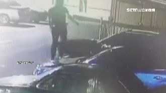男折斷停車場柵欄　狂跳車頂、引擎蓋
