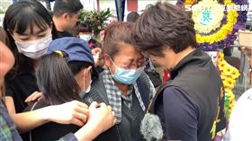 失事飛官潘穎諄的母親在靈堂抱著台東縣長饒慶鈴「他是我們一輩子的驕傲」。 翻攝畫面
