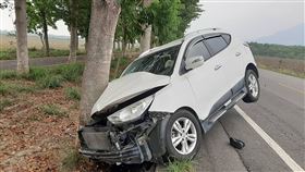 屏東一家出遊疑為閃狗撞上樹　1死4輕重傷72歲高姓男子17日下午駕駛自小客車，載著女兒、女婿及1歲孫女與1名女移工行經屏東縣萬巒鄉新厝村沿山公路與平和路口附近，疑為閃避突然衝出的狗，不慎撞上路樹，車頭毀損，高男傷重不治，另4人分受輕重傷。（內埔警分局提供）中央社記者郭芷瑄傳真  110年4月18日