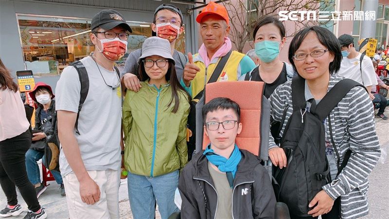 5歲車禍全身癱瘓　輪椅進香感動眾人