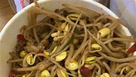 外送叫400元麻辣水煮魚！他一開蓋見「爆量豆芽菜」傻眼