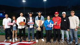 花蓮縣縣長徐榛蔚到場擔任神秘嘉賓，與球員曾陶鎔一同合唱「再出發」。（圖／味全龍提供）