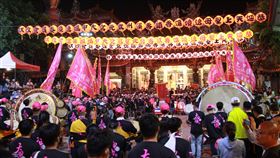 大甲媽遶境回鑾安座  鎮瀾宮越晚人越多台中大甲鎮瀾宮媽祖18日晚間回鑾安座，媽祖鑾轎下午進入大甲市區，沿途人潮綿延不絕，信徒一路擁簇跟隨媽祖神轎，鎮瀾宮前廣場更是越晚人潮越多。中央社記者蘇木春攝  110年4月18日