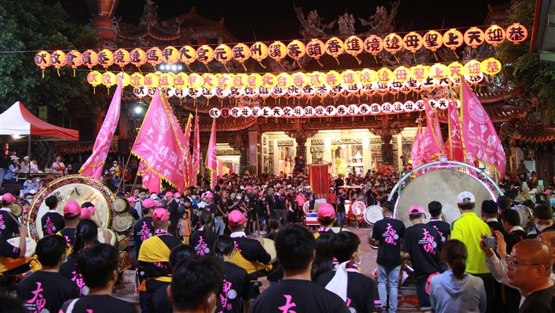 大甲媽回鑾　信眾湧入鎮瀾宮簇擁迎接