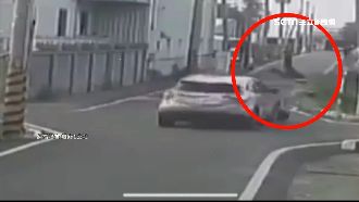 休旅車遭3機車夾殺　騎士重摔大水溝