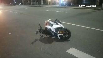 派報車報紙丟一地？騎士車輪打滑慘摔