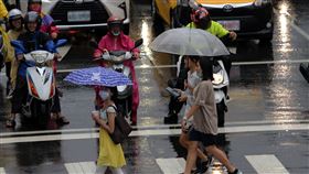 大台北午後有雨（1）中央氣象局27日近中午發布豪雨特報，18縣市應防豪雨及大雨。台灣本島除新竹市外，其他縣市都在氣象局豪雨及大雨特報範圍內。大台北地區中午過後陸續降下雨勢，行人及騎士皆出動雨具。中央社記者郭日曉攝　109年8月27日