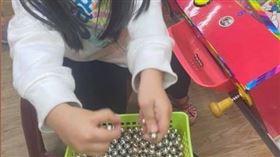 童夜市打彈珠！20分鐘後哭喊媽救命（圖／翻攝自爆廢1公社臉書）