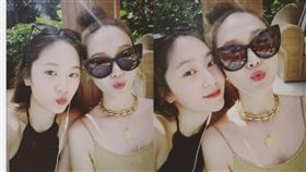 韓國最美姊妹合體！Krystal出賣與Jessica「泳裝合照」美翻了。（圖／翻攝自Krystal IG）