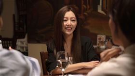 衛詩雅《不日成婚》大跳鋼管舞色誘求孕，讓陳家樂直呼被嚇呆了。（圖／華映娛樂提供）