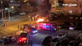 台南停車場竄濃煙　百萬名車起火自燃