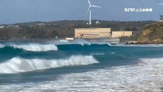 墾丁南灣浪高2米　「插紅旗」禁下水