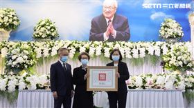 蔡英文頒贈「總統府前資政、考試院前院長許水德褒揚令」。（圖／總統府提供）