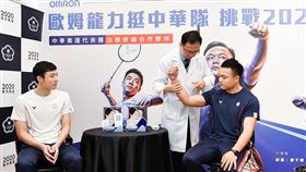 ▲林頌凱醫師為鄭兆村檢查。（圖／中華奧會提供）