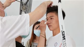 不愧三朝元老！雷千瑩拍照更懂帶氣氛