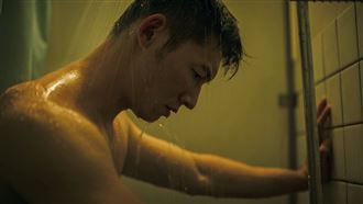 濕身半裸清晰露出　男星讓全網友呆了