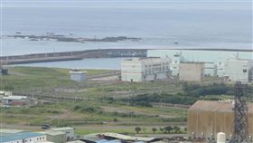 核四轉型規劃台電發言人林德福說明，核四現址範圍包括山坡地，高處可設置風機及太陽光電裝置，至於已開發的平地部分，除現有核四廠房外，仍有足夠空地可興建其他電廠（資料照片）中央社記者林孟汝攝 106年12月24日-龍門電廠-核四廠-