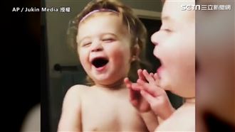 嫩嬰照鏡子美到笑　擠眉弄眼萌爆網友