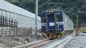 ▲4102次首班區間車於07:08順利抵達花蓮站。（圖／擷自林佳龍粉專畫面）