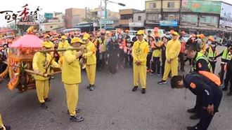 警向白沙屯媽鞠躬40多次　網飆淚