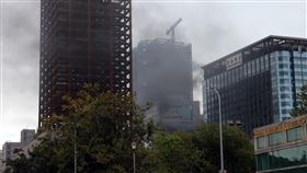 台北市京站大樓火警台北市承德路君品酒店靠近京站大樓外19日發生火警，警消獲報立即出動大批人力趕赴現場救援，大樓冒出陣陣濃煙。中央社記者鄭傑文攝　110年4月19日