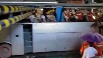 中國遊覽車撞限高桿！橫穿車頂釀死傷
