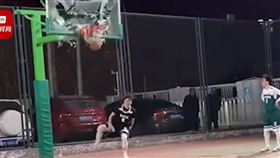 北京大學男大生灌籃把籃框炸碎（圖／翻攝自時間視頻）