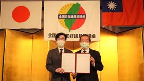 日本全國日台友好議員協議會決議文挺台灣入WHO日本全國日台友好議員協議會定期總會19日在橫濱召開，做出支持台灣以正式身分參加世界衛生組織（WHO）決議，由大阪市議員永井啟介將決議文遞交給謝長廷（右）代為收下。中央社記者楊明珠橫濱攝 110年4月19日