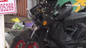 假配合攔查下秒落跑　轎車撞騎士肇逃