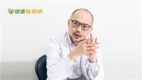 蔡財福醫師指出，醫學證據顯示，若患者有間歇性跛行、腳痛、腳麻等輕微症狀，建議透過藥物和飲食生活來控制危險因子；若症狀越來越嚴重，影響生活品質，則可以選擇介入性導管治療或周邊動脈繞道手術。