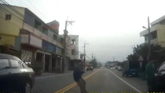 違規跨越雙黃線　路人遭撞鞋子噴飛