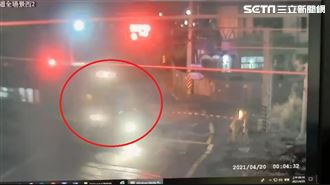 列車撞轎車畫面曝！女駕駛驚魂43秒
