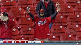 ▲球迷第1次沒接到全壘打球，第2次接到了。（圖／翻攝自Cut4推特）