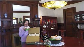 我駐美代表蕭美琴隔空攜手新竹市長林智堅推出新竹炒米粉。（圖／翻攝自YouTube／Taiwan in the US)