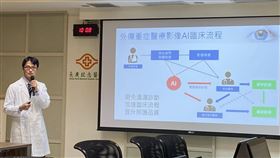 林口長庚外傷急症外科醫師鄭啟桐表示，臨床統計，有4到9%髖部骨折患者可能會被誤診，死亡風險變高。（圖／記者簡浩正攝影）