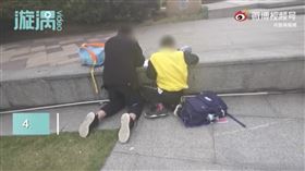 中國貴州省貴陽市路人目擊2個小學生就這樣趴跪在路邊台階寫功課。（圖／翻攝自西安商報漩渦視頻）