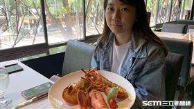 陳怡君帶家人來用餐，爽吃千元龍蝦。（圖／記者陳宜加攝影）