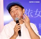 吳宗憲因牙齒做小手術左側臉黑青腫得像豬頭皮，亂入吳姍儒代言記者會製造許多笑點。（記者邱榮吉/攝影）