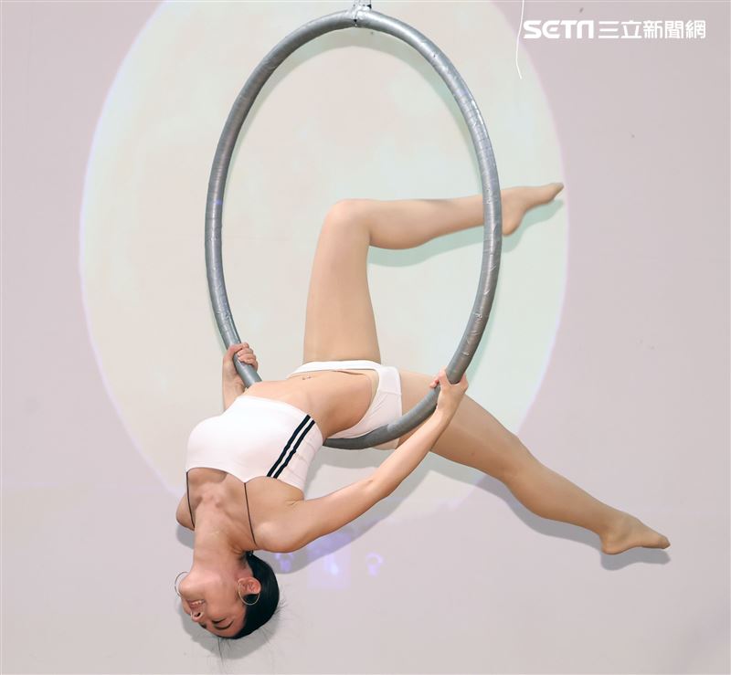 Miya夏米雅新書「四核心瑜珈」、「如瑜得水寫真文集」雙喜發表。（記者邱榮吉/攝影）