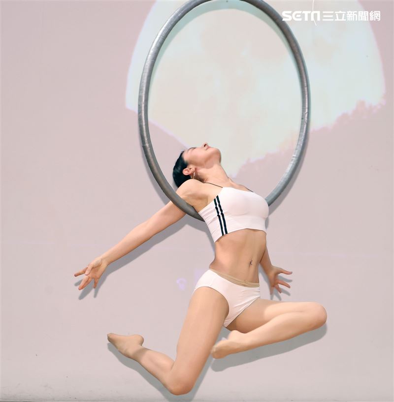 Miya夏米雅新書「四核心瑜珈」、「如瑜得水寫真文集」雙喜發表。（記者邱榮吉/攝影）