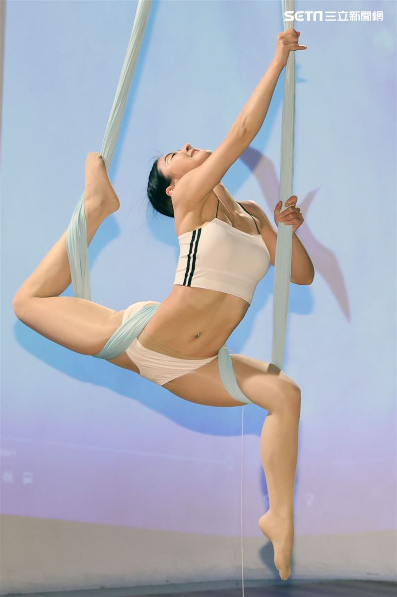 Miya夏米雅新書「四核心瑜珈」、「如瑜得水寫真文集」雙喜發表。（記者邱榮吉/攝影）