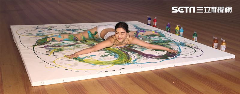 Miya夏米雅新書「四核心瑜珈」、「如瑜得水寫真文集」雙喜發表。（記者邱榮吉/攝影）