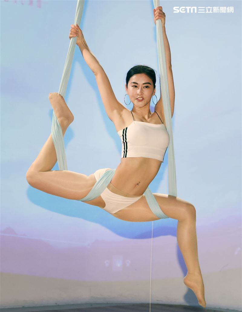 Miya夏米雅新書「四核心瑜珈」、「如瑜得水寫真文集」雙喜發表。（記者邱榮吉/攝影）