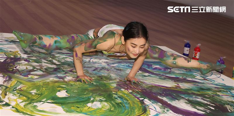 Miya夏米雅新書「四核心瑜珈」、「如瑜得水寫真文集」雙喜發表。（記者邱榮吉/攝影）